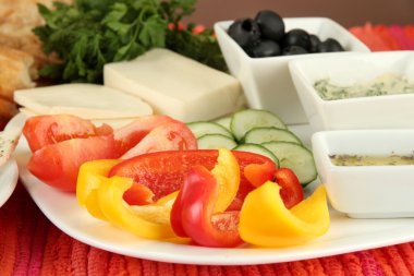 Geleneksel Türk kahvaltısı yukariya