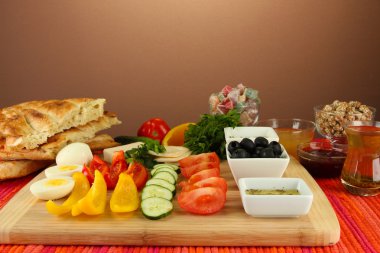 geleneksel Türk kahvaltı kahverengi zemin üzerinde tablo