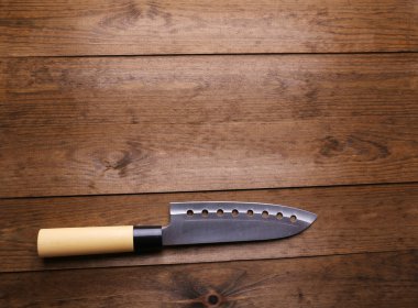 Ahşap arka planda mutfak bıçağı.