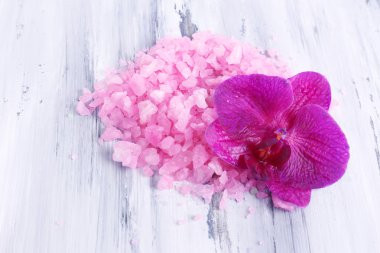 güzel çiçek orkide çiçek ve deniz tuzu, renk ahşap zemin üzerine yığını