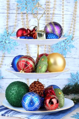 Noel süslemeleri tatlı üzerinde durmak, renk ahşap arka plan üzerinde