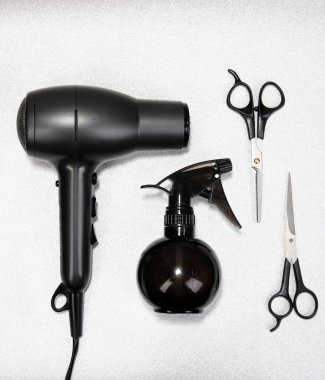 Gümüş arka plan üzerinde kuaförlük araçları