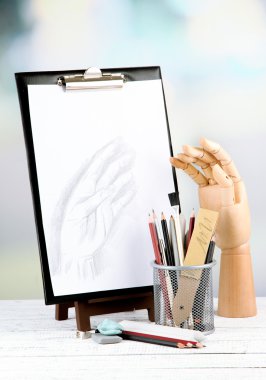 ahşap masa üzerinde profesyonel sanat malzemeleri ile kroki