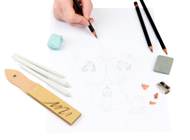 el ile profesyonel sanat malzemeleri, üzerinde beyaz izole bir kroki çizer