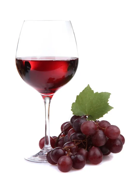 Glas wijn en druiven, geïsoleerd op wit — Stockfoto