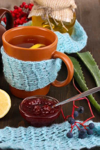 Té útil con mermelada para la inmunidad en primer plano de mesa de madera —  Fotos de Stock