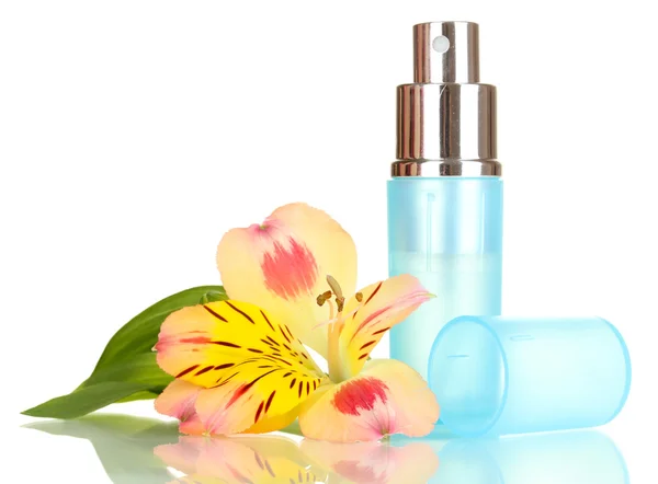 Vrouw perfume in mooie fles met bloem geïsoleerd op wit — Stockfoto