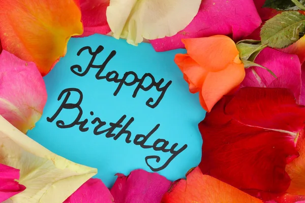 Kort "happy birthday" omgiven av rosenblad — Stockfoto