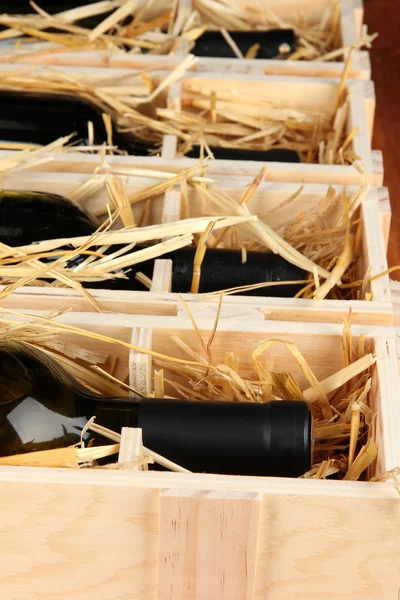 शराब की बोतलों के साथ लकड़ी का मामला बंद करें — स्टॉक फ़ोटो, इमेज