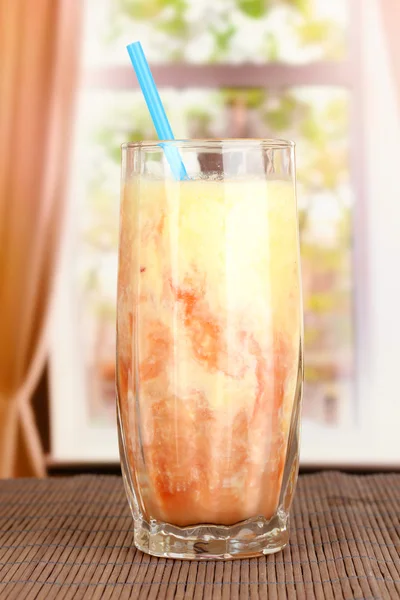 Delicioso smoothie de frutas no fundo da janela — Fotografia de Stock