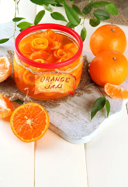 Narancs lekvár, lelkesedés és a mandarin, a fehér fa asztal — Stock Fotó
