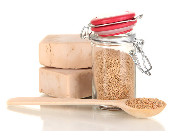 Сухие дрожжи изолированы на белом
