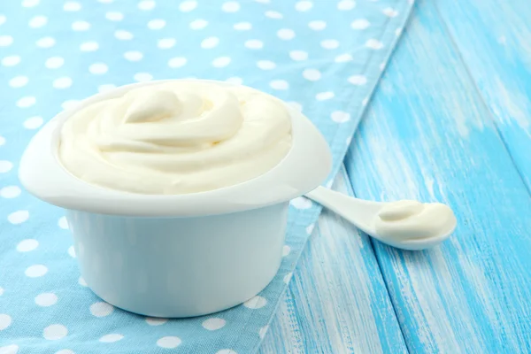 Sour cream in bowl on table close-up — Stock Photo, Image