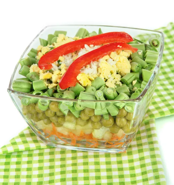 Salada saborosa com legumes frescos, isolada em branco — Fotografia de Stock