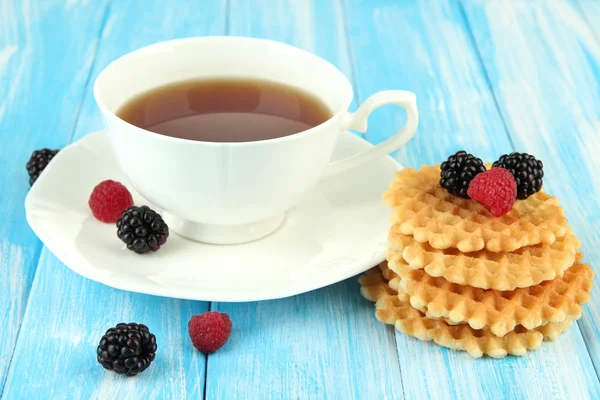 Taza de té con galletas y bayas en primer plano de la mesa —  Fotos de Stock