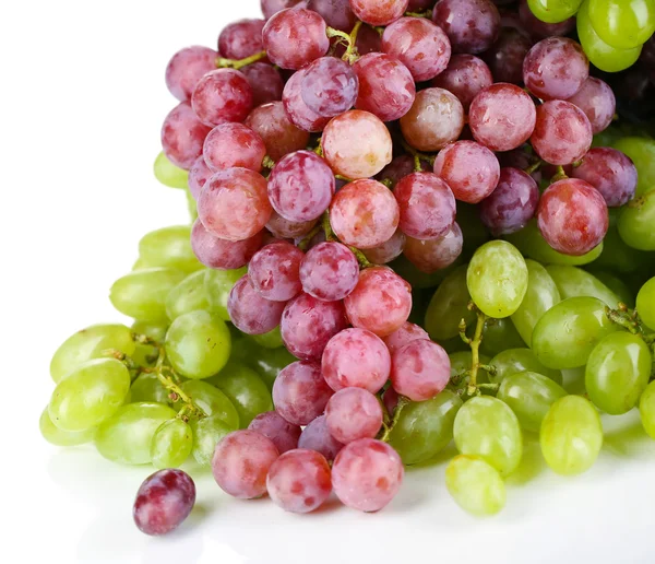 Reife grüne und violette Trauben isoliert auf weißen — Stockfoto