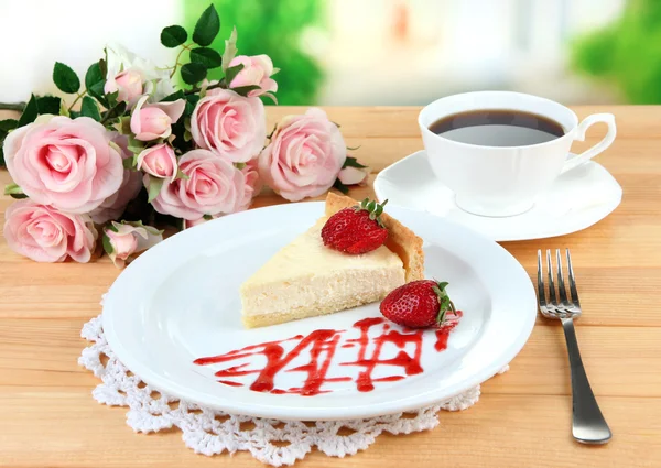 Scheibe Käsekuchen mit Erdbeere auf Teller, auf hellem Hintergrund — Stockfoto