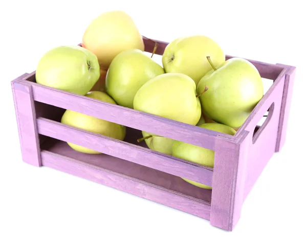 Soczyste jabłka w drewniane pudełko na białym tle — Zdjęcie stockowe