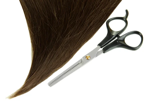Lesklé hnědé vlasy s nůžkami izolovaných na bílém — Stock fotografie