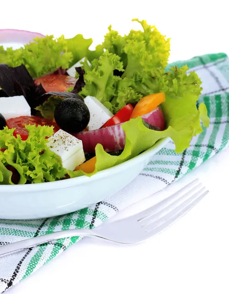 Gresk salat på tallerken isolert på hvitt – stockfoto