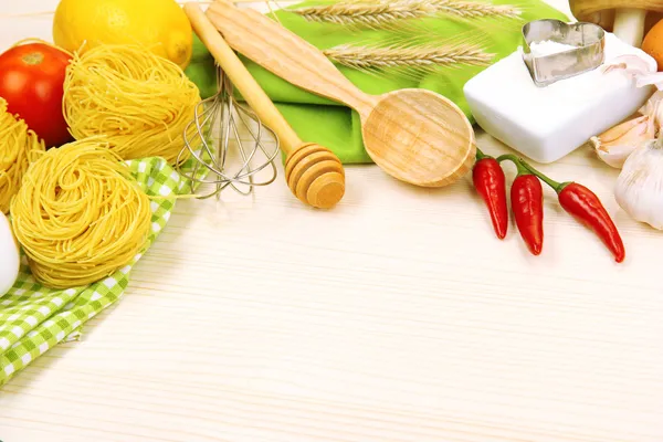 Concepto de cocina. Abarrotes en mesa de madera — Foto de Stock