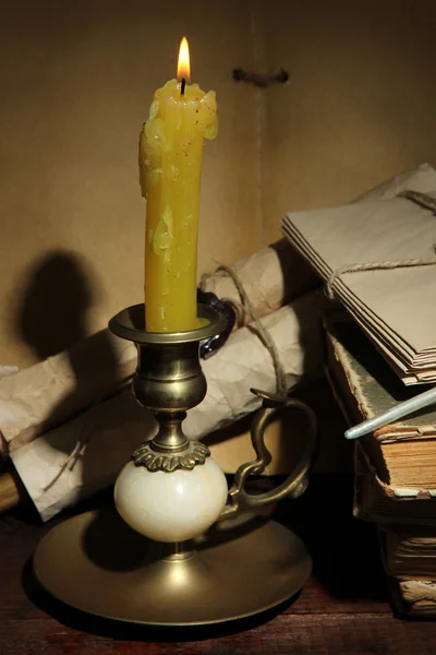 Старая свеча на столе в комнате — стоковое фото
