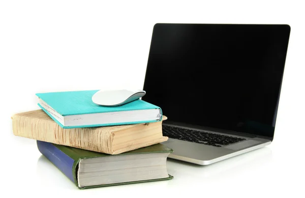Mouse de computador em livros e notebook isolado em branco — Fotografia de Stock