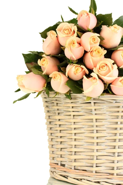 Hermoso ramo de rosas en cesta, aislado en blanco — Foto de Stock