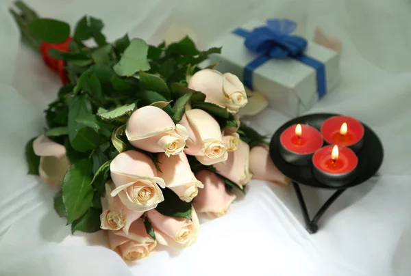 Hermoso ramo de rosas, sobre fondo claro —  Fotos de Stock