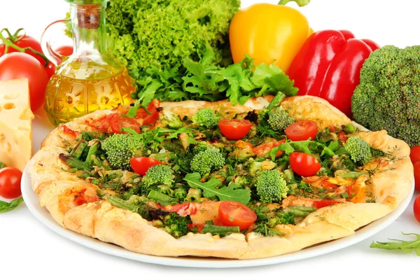 Tasty vegetarian pizza and vegetables, close up — Stock Photo, Image