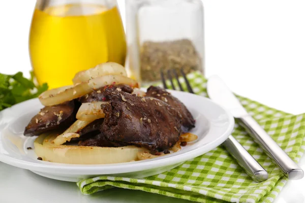 Hígados de pollo frito apetitosos en plato aislado en blanco — Foto de Stock