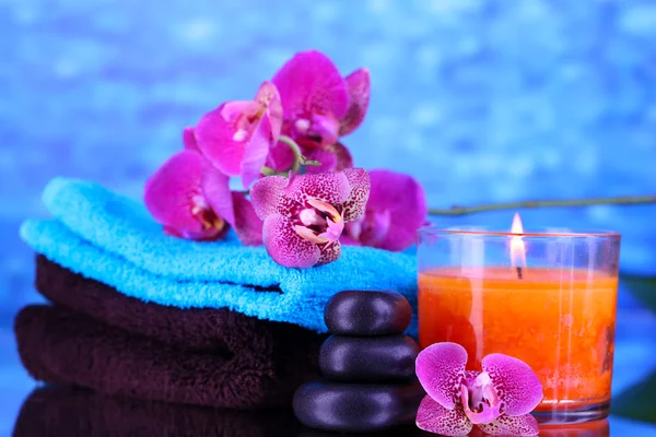 Hermoso entorno de spa con orquídea sobre fondo azul — Foto de Stock