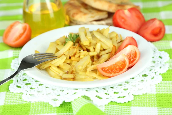 Rostige Bratkartoffeln auf Teller auf Holztisch in Großaufnahme — Stockfoto