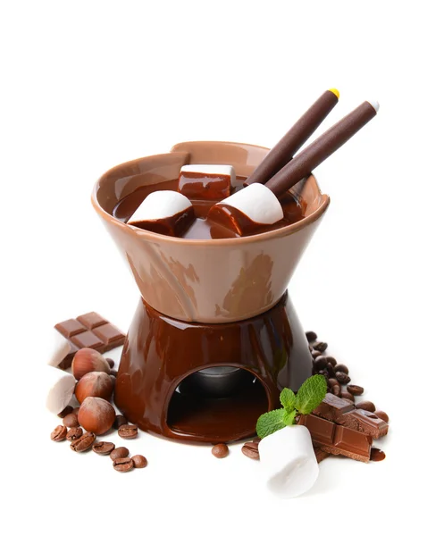 Fonduta di cioccolato con caramelle di marshmallow, isolata su bianco — Foto Stock
