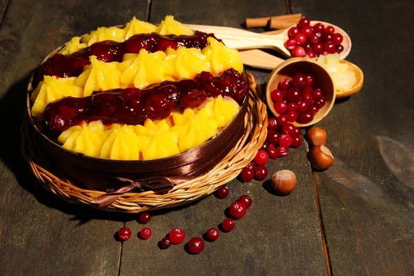 Smakelijke fruitige zelfgemaakte taart met bessen en noten, op grijze houten tafel — Stockfoto