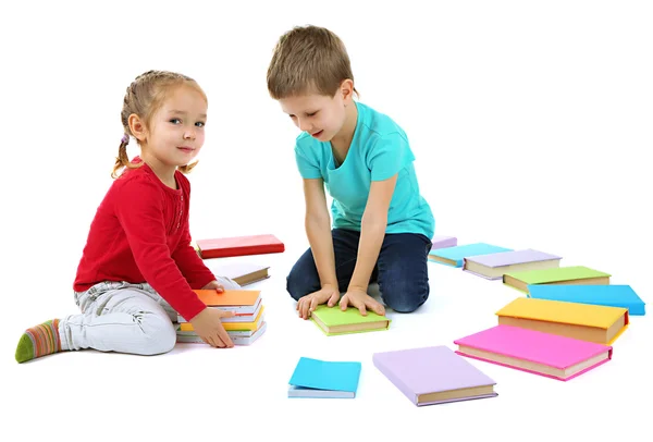 Petits enfants avec des livres isolés sur blanc — Photo