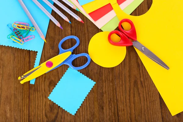 Colorful cardboard and scissors on table close-up — Stock Photo, Image