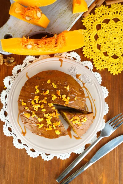 Delicioso pastel de calabaza en el plato en la mesa de madera de cerca — Foto de Stock