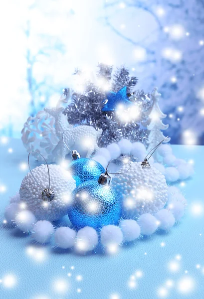 Julpynt på ljus bakgrund — Stockfoto