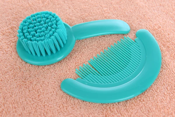 Baby brush with comb on towel background — Stock Photo, Image