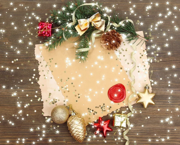 木製の背景上のヴィンテージ紙とクリスマス装飾フレーム — ストック写真