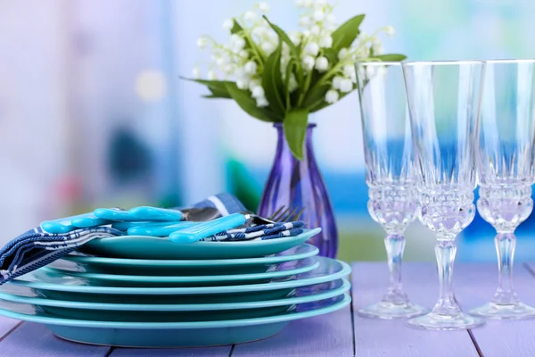 Platos limpios sobre mesa de madera sobre fondo claro —  Fotos de Stock