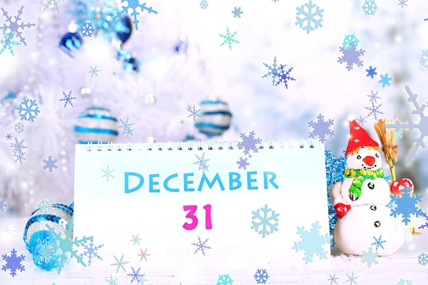 Calendario con decorazioni di Capodanno su sfondo invernale — Foto Stock