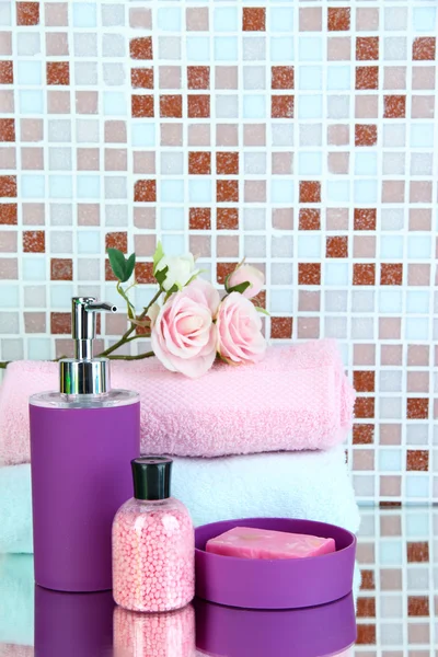 Cosmetici e accessori da bagno su sfondo piastrelle a mosaico — Foto Stock