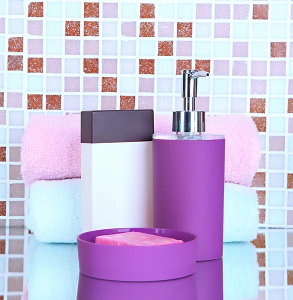 Cosmetici e accessori da bagno su sfondo piastrelle a mosaico — Foto Stock