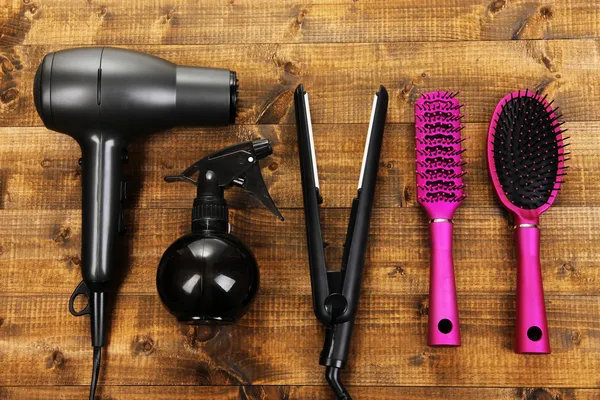 Hairdressing tools on wooden table close-up — Stock Photo, Image