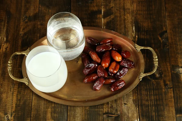 Концептуальное фото Рамадана: пальмы, молоко и вода — стоковое фото
