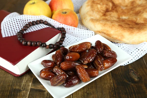 Sammansättning med traditionella ramadan mat, på trä bakgrund — Stockfoto