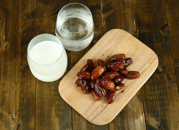 Konceptuella foto av ramadan mat: datum palm, mjölk och vatten — Stockfoto