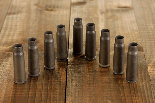 Shotgun cartridges on wooden table close-up — Stock Photo, Image